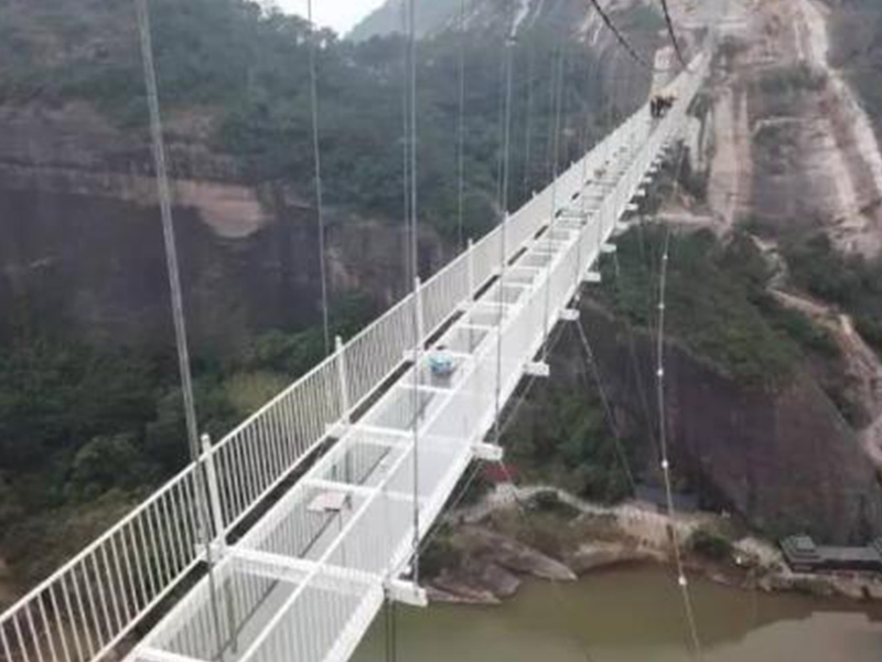 The glass suspension bridge was questioned by foreigners, and it was not far from the bridge. The ending was very helpless.