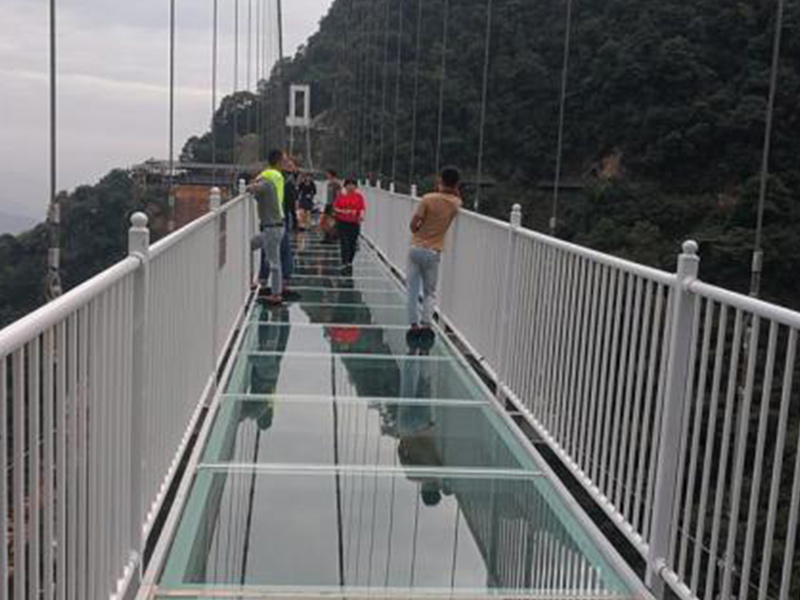 The glass suspension bridge was questioned by foreigners, and it was not far from the bridge. The ending was very helpless.